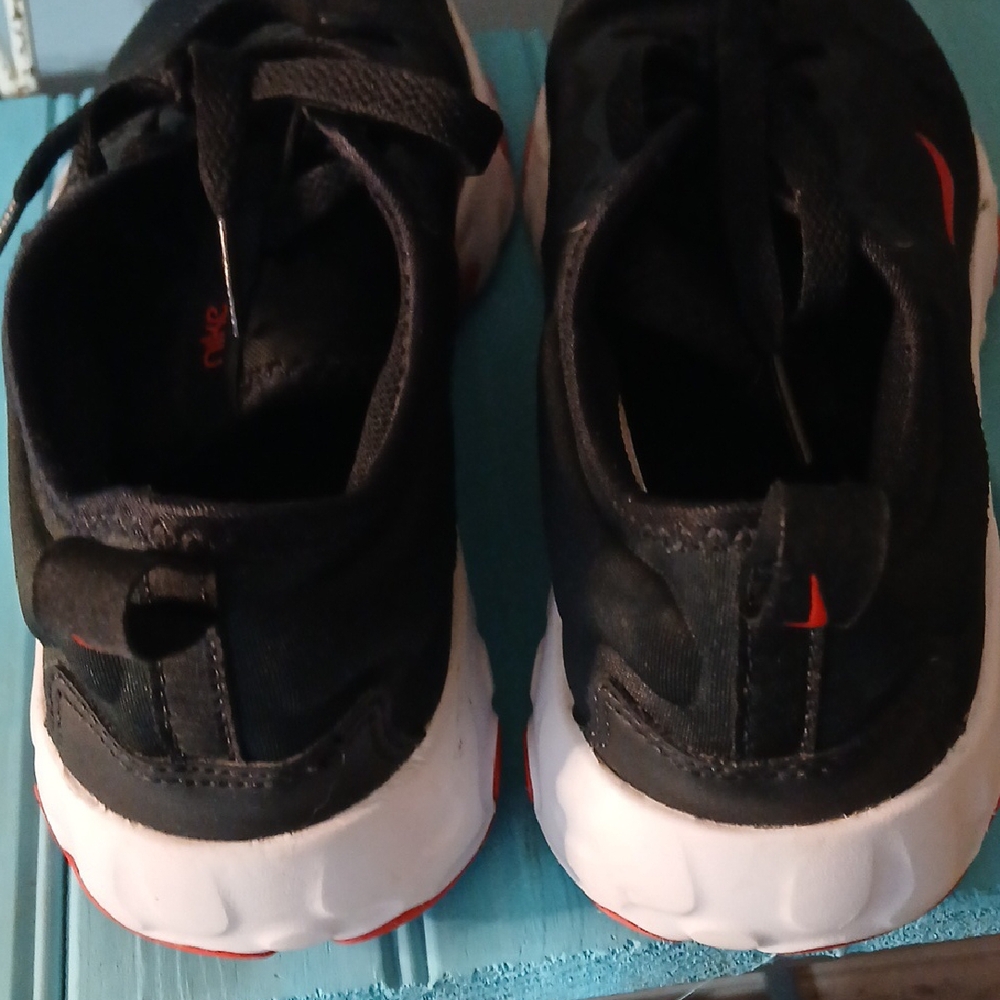 Nike Black and Red Athletic Sneakers Youth Size 7 - Picture 4 of 5